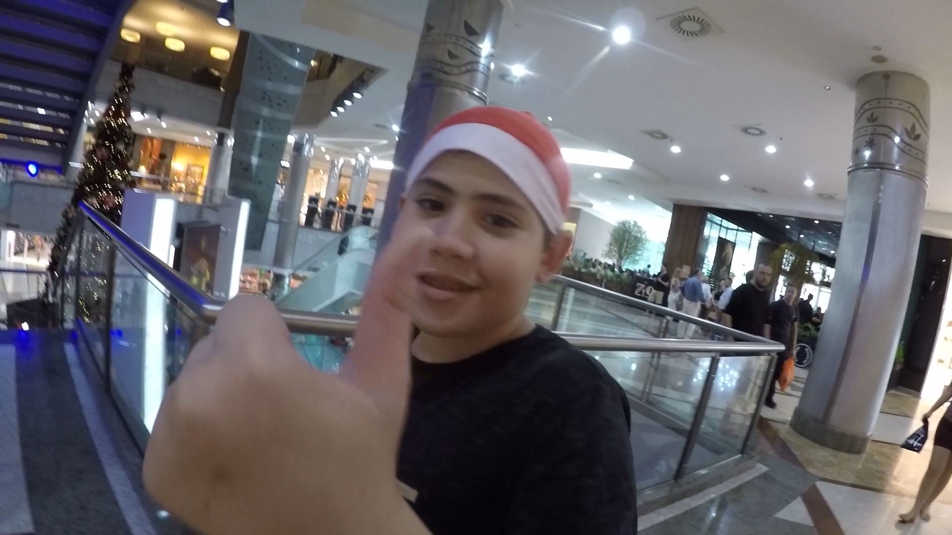 http://videos.introcdc.com/Canal/Vlogs/Shoppings/Iguatemi/Reencontrando Rafael Iguatemi/GOPR6124.00_05_35_52.Quadro004.png